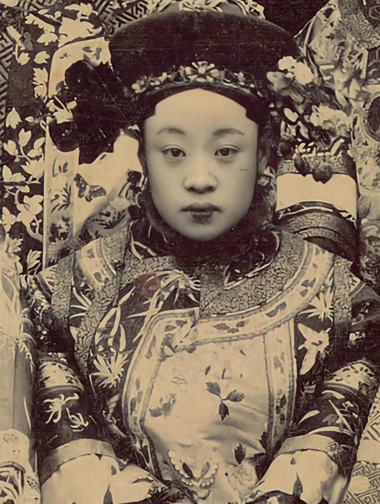 这张照片中的人物是瓜尔佳·幼兰，她是清末宣统皇帝溥仪的生母，也是慈禧太后的养女。