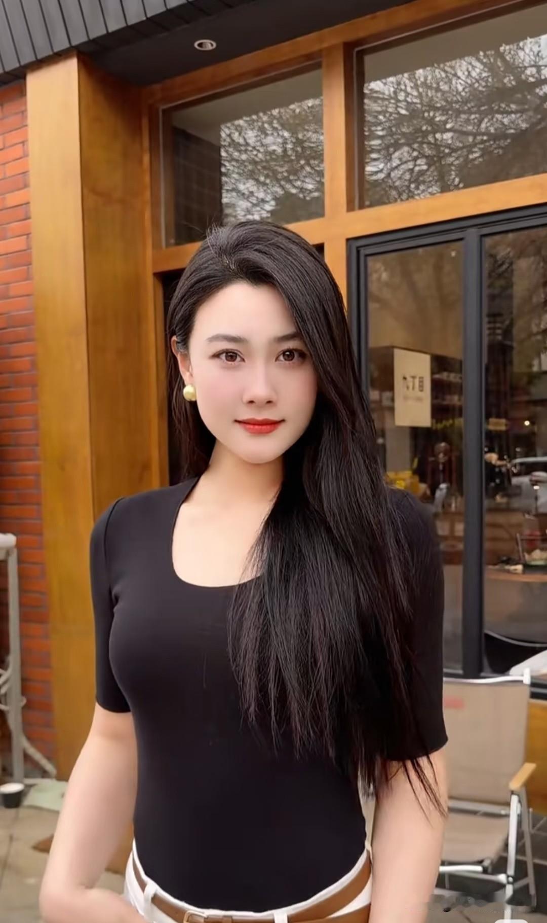 阮郎归·街隅闲影乌衣如墨衬姿妍，风牵发缕绵。金珠一点映腮边，嫣然自俨然。