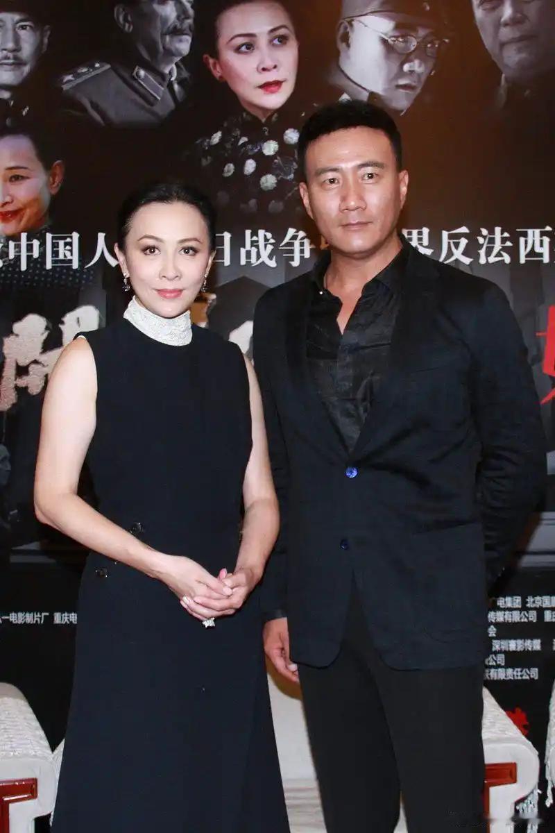 一次，胡军对膝下无子的刘嘉玲说：“姐，想要儿子么？”刘嘉玲一口干完白酒：“别开玩