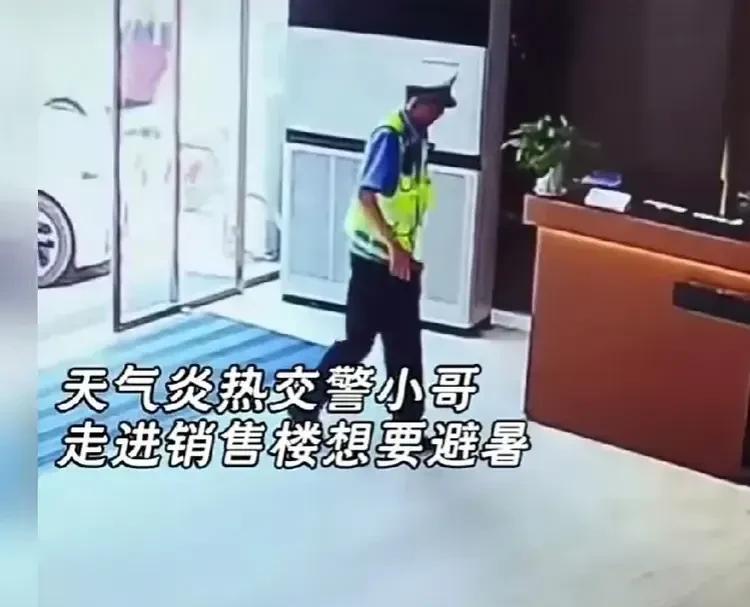 一名在路上执勤的交警步履蹒跚的走进路边的商铺来避暑，因为长时间的暴晒，交警体力已
