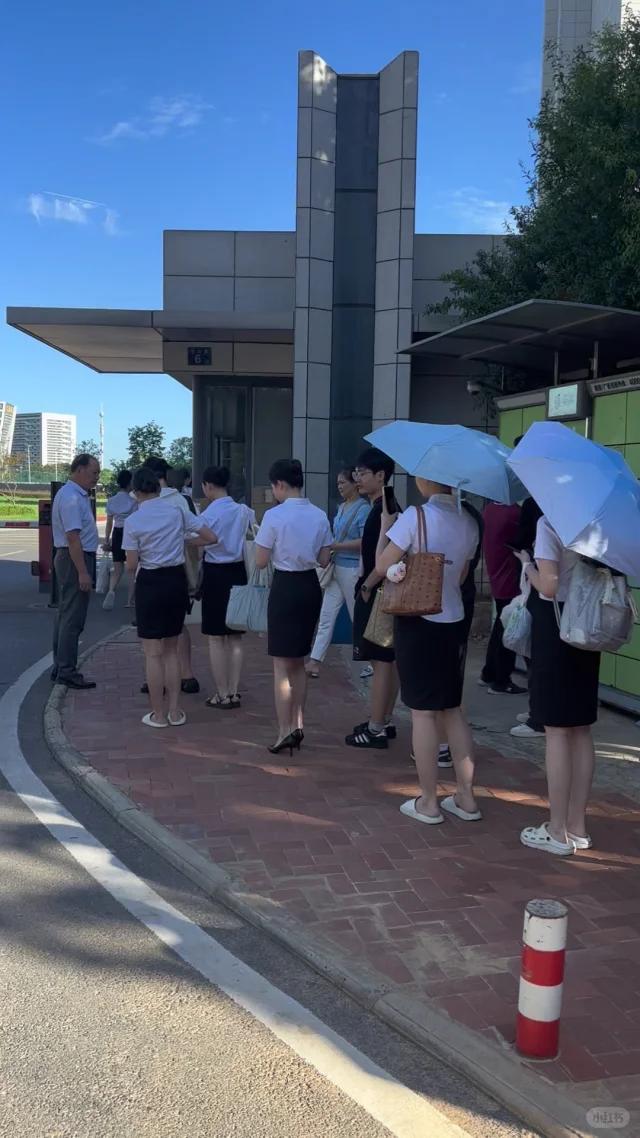当代年轻人的通病：1、熬夜成瘾：现在年轻人经常凌晨一两点仍然抱着手机不放手；