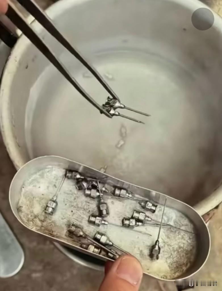 哈哈，有多少人对这个老物件还记忆犹新啊？小时候身体不好，屁股可是饱受它的摧残啊！
