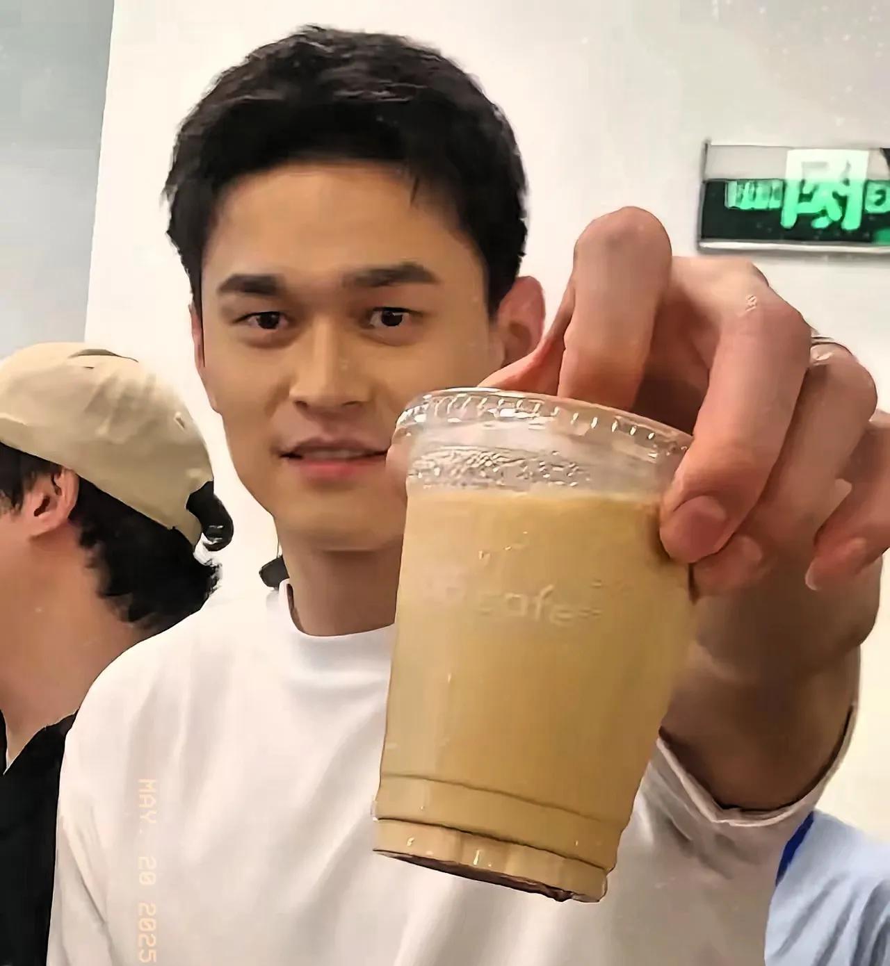 惊了！电视里“狂拽酷炫”的孙杨，真实模样竟反差这么大？省队队医朋友的爆料，直接颠