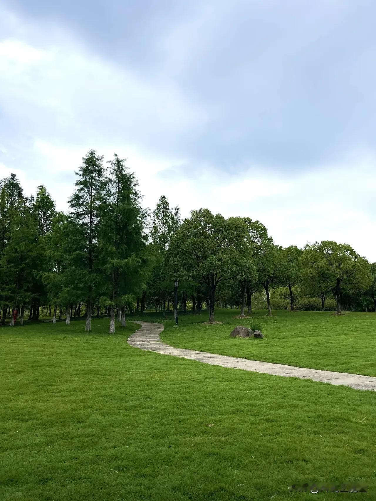 一段很现实的话：男人对女人一见钟情，大多是因为女人长得漂亮；女人对男人一见钟情，