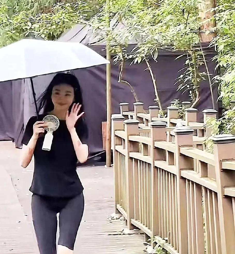 偶遇景甜拍戏，状态绝了！家人们，有网友偶遇36岁的景甜在公园拍戏啦！不得