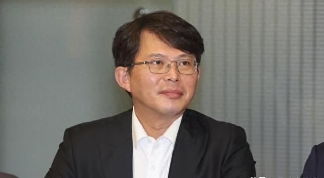 民众党主席黄国昌曾说，“台湾人不必承认自己是中国公民，但从文化和种族方面来讲，你