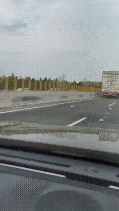 不幸中的万幸了！江西一家5口返程遇到这种这种车祸，小车被大车彻底压扁，4个人活