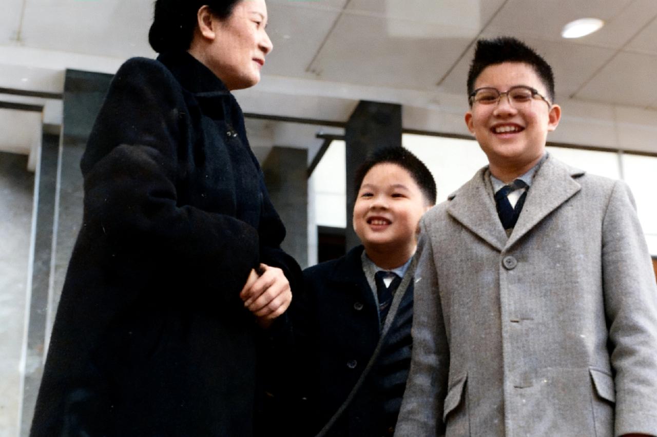 50年代，宋美龄和两个侄儿，一张罕见的合影，从镜头中我们可以看到，两个小男孩站在