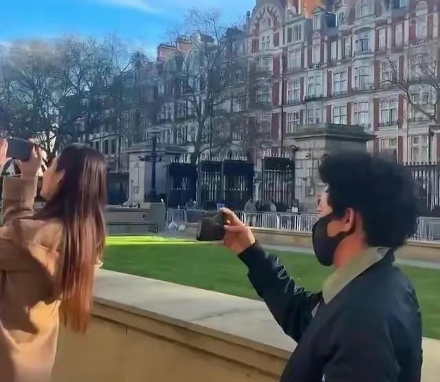 王宝强带着女友现身街头，可以看得出王宝强很稀罕这位170的女友，一直走在后面给