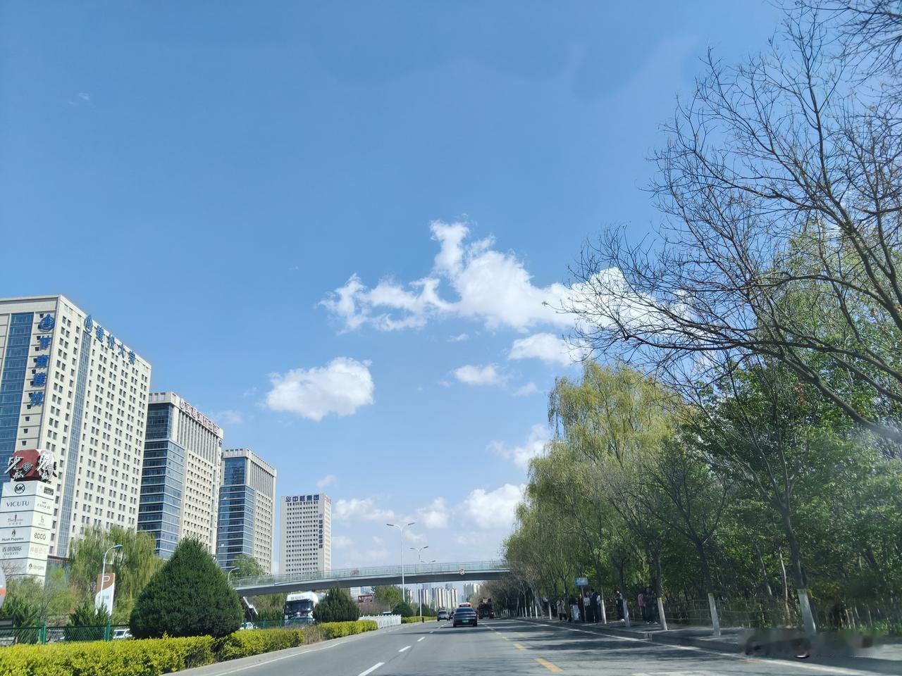 兰州街景你敢不敢相信这里就是位于大西北的甘肃兰州。在很多人的印象里，兰州