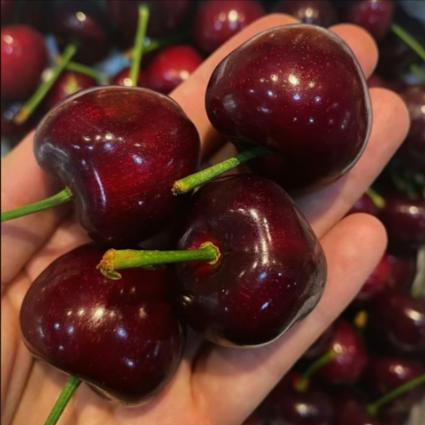 价格拦腰斩！2026年1月2日报道，超50万吨智利车厘子涌入中国，昂贵水果价格被