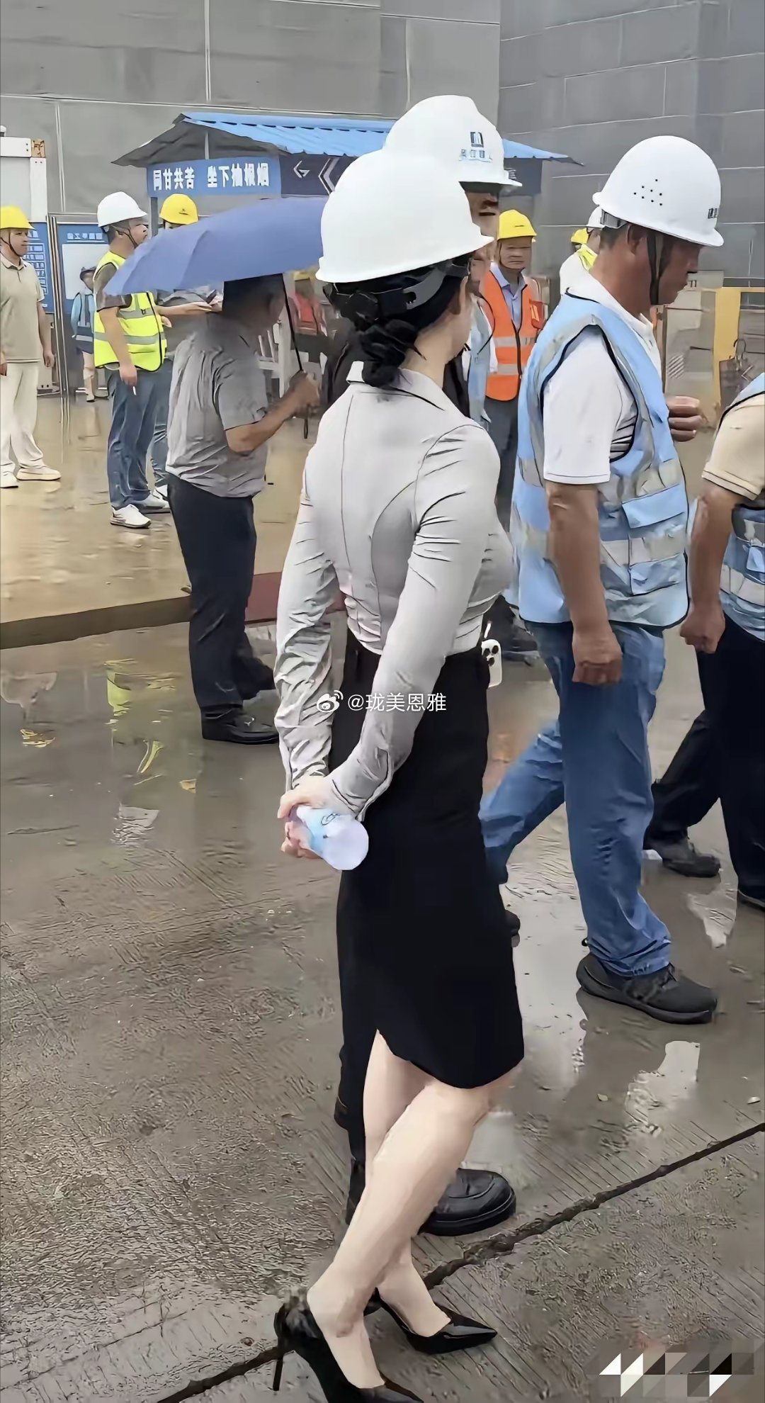 这么精致的鞋，踩泥里不心疼吗？​​​