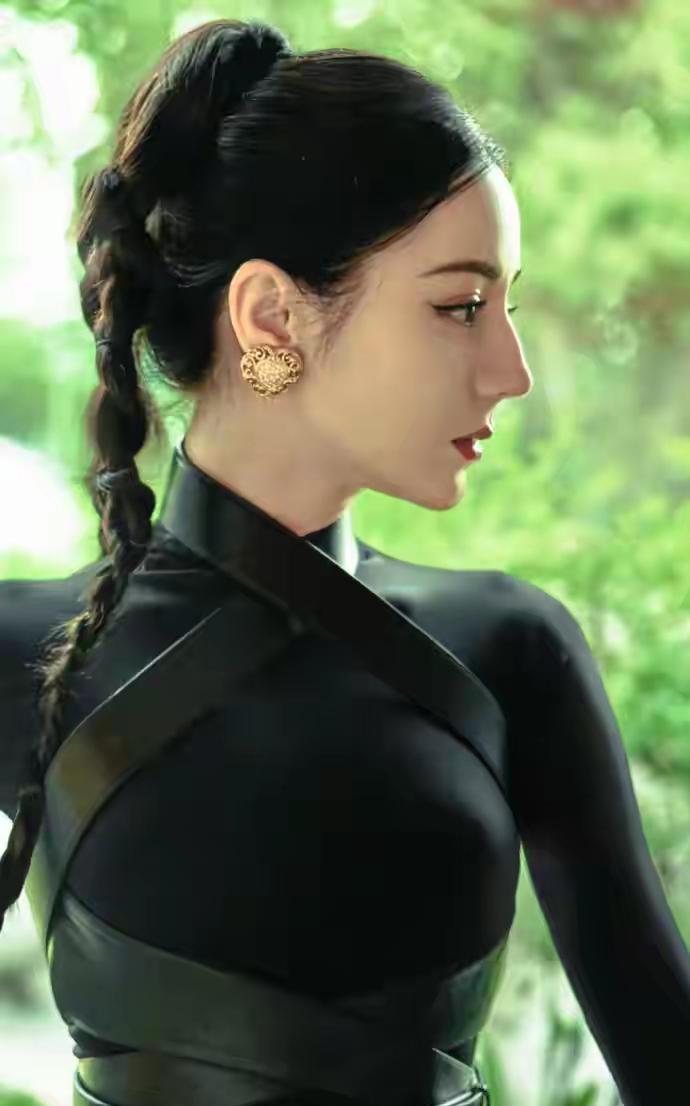 迪丽热巴太美啦！一个侧脸就迷死人啦！仙女下凡一样美丽！皮肤白嫩白嫩的，妥妥的女神