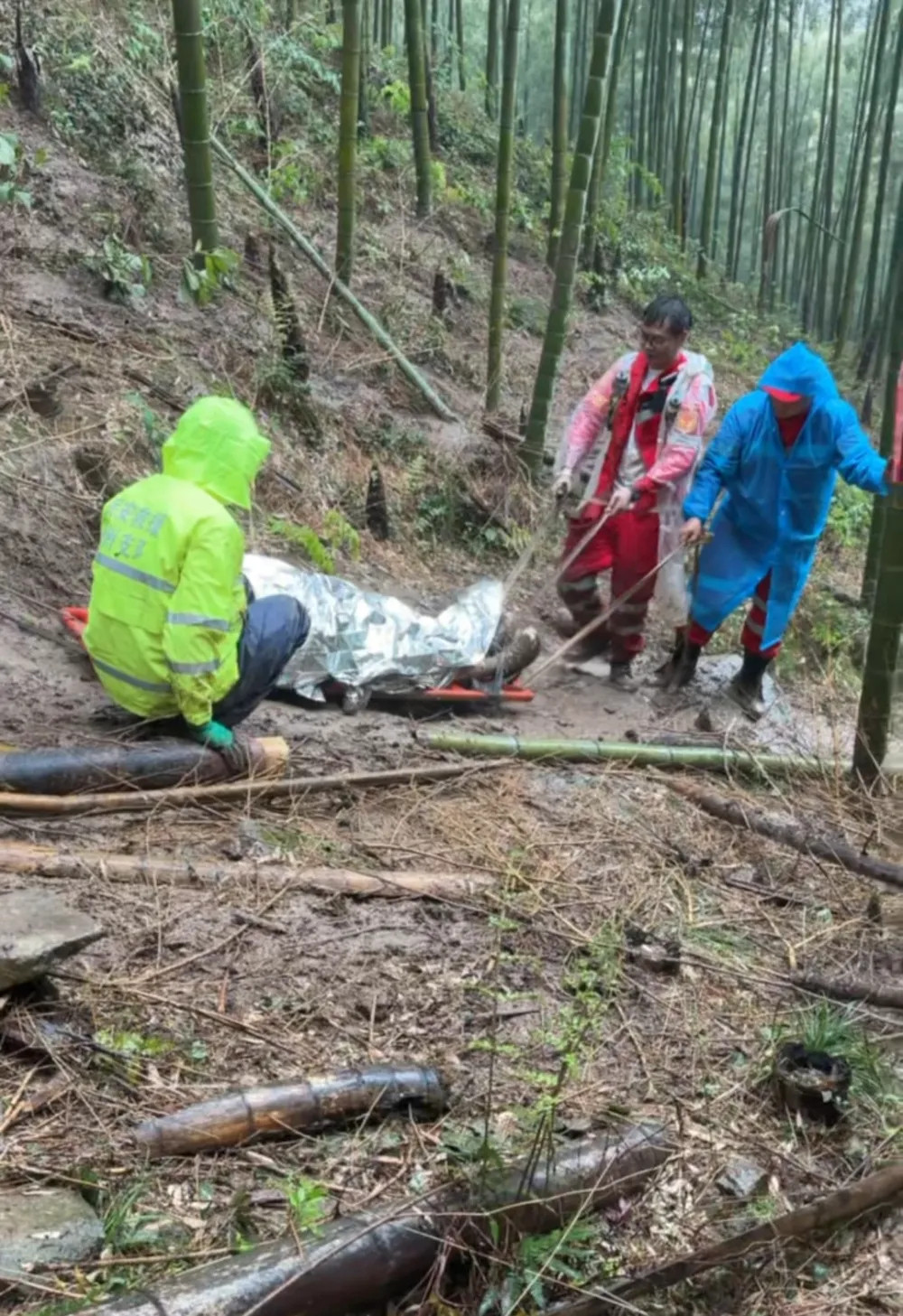 【救援人员回应赵公山发现男尸：属实，还未确认身份，已送往殡仪馆】赵公山发现男尸脸