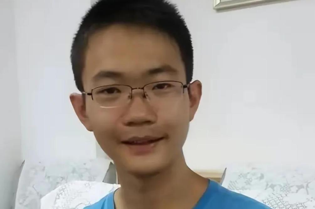 2016年，甘肃学生胡明源语文课从不听讲，天天熬夜打游戏，高考却以690分考上北