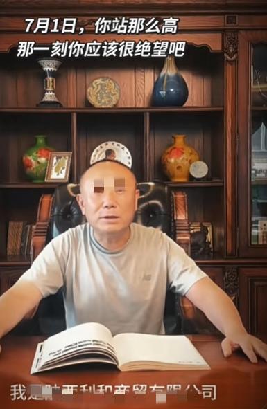 看了严总员工回忆，严总经常请员工旅游，每次旅游自己和妻子都会早早就准备好，给员工