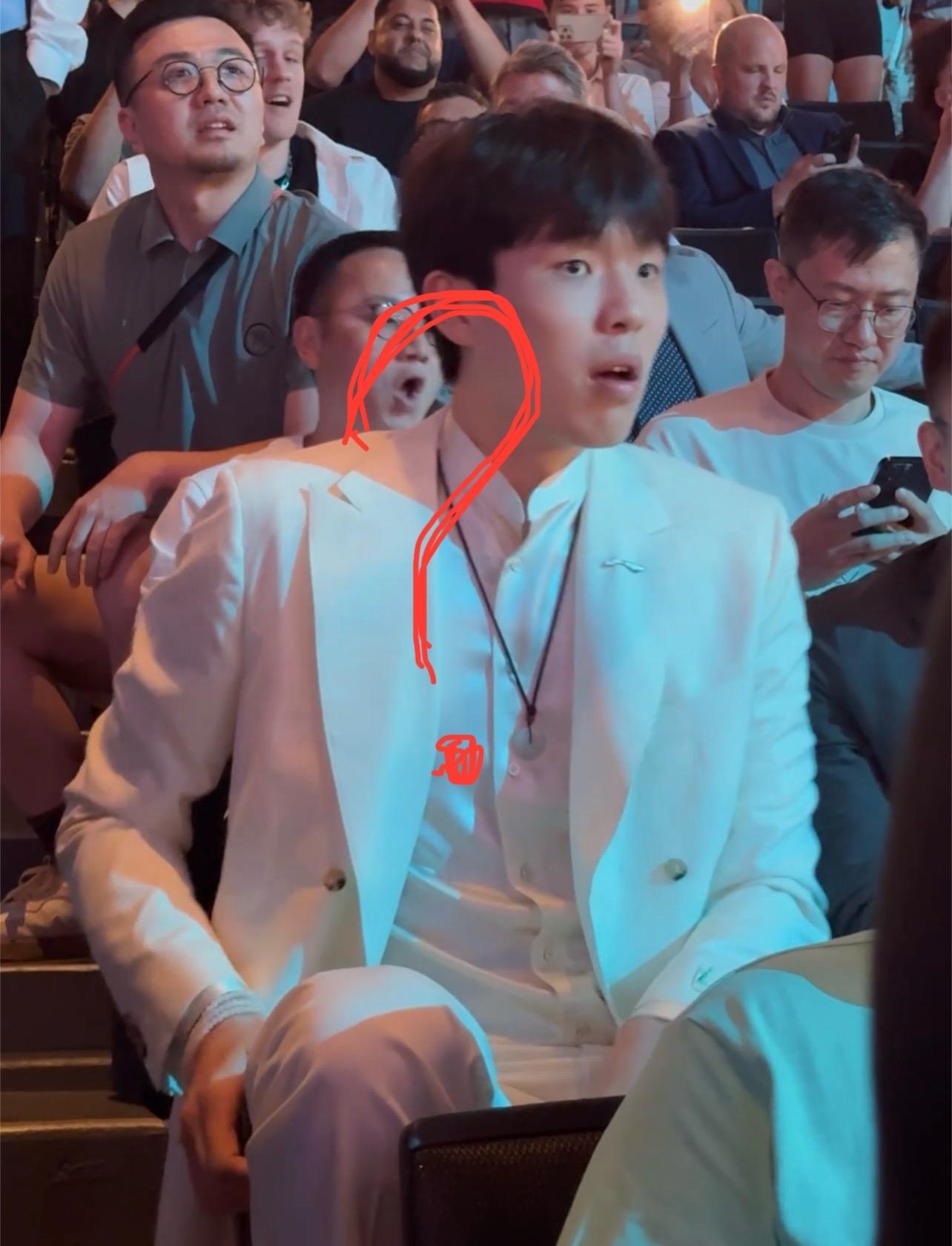 当萧华在第十六顺位念出杨瀚森的名字时，他愣住了。坐在观众席上的杨瀚森，最