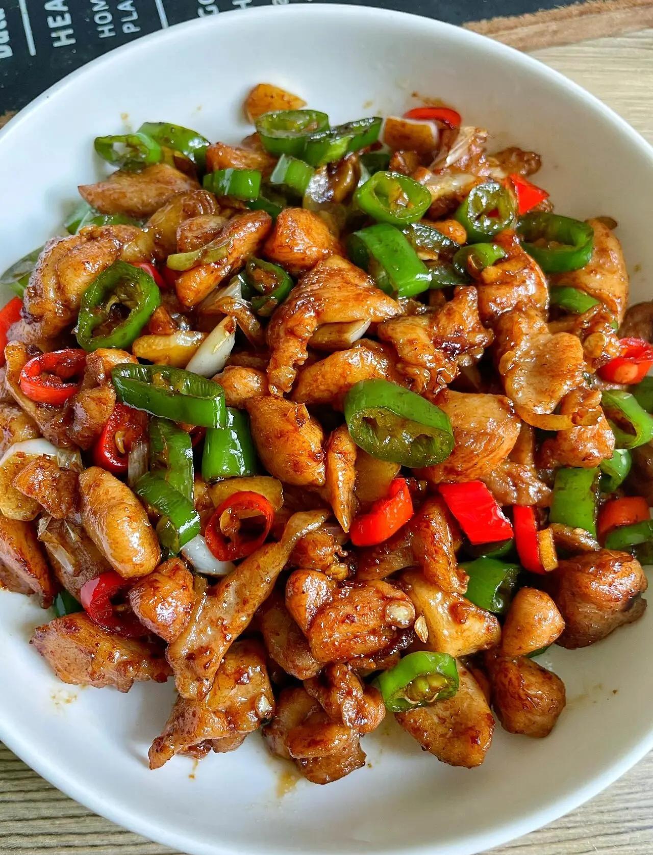 来成都吃美食，口味庭院餐厅值得冲！成都六合居美食推荐：1、青椒辣子鸡、油泼