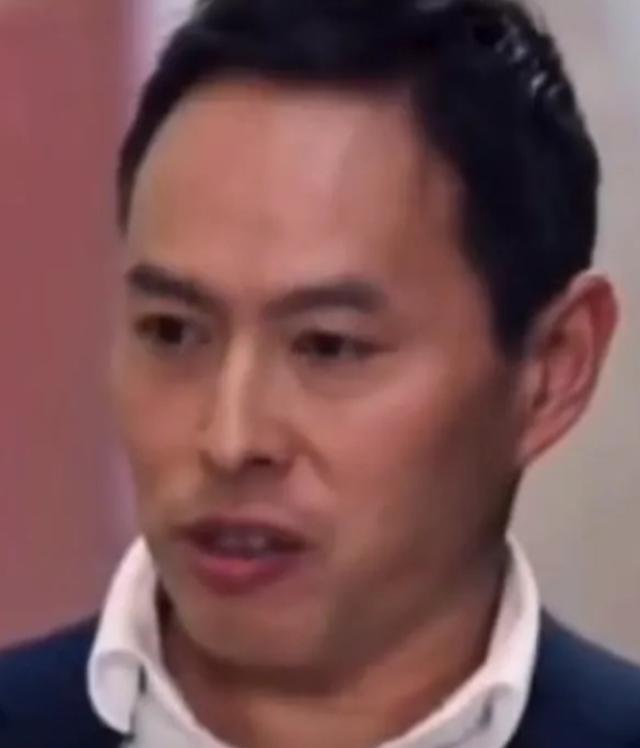 澳大利亚著名的反华教授李约翰，曾在节目中发表自己的反华观点时，主持人突然对他说，