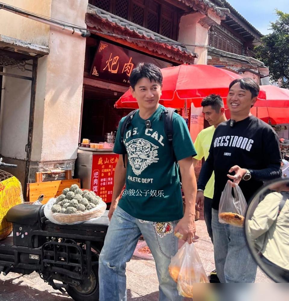 别再吹50岁吴奇隆的体能了。那不是自律，那是续命。他在综艺里把一群24岁的小
