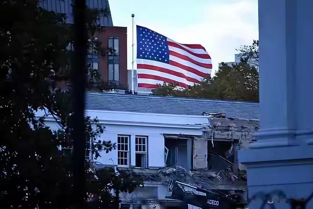 特朗普最大手笔改造白宫工程开始动工！特朗普上任以来，一直嫌弃白宫会场小气，配不上