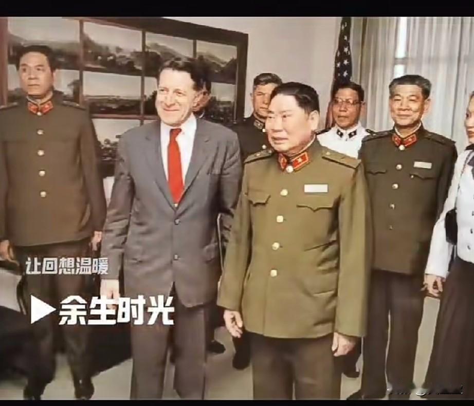 这张珍贵的历史照片拍摄于1986年5月，是开国上将杨得志率领中国军事代表团出访美