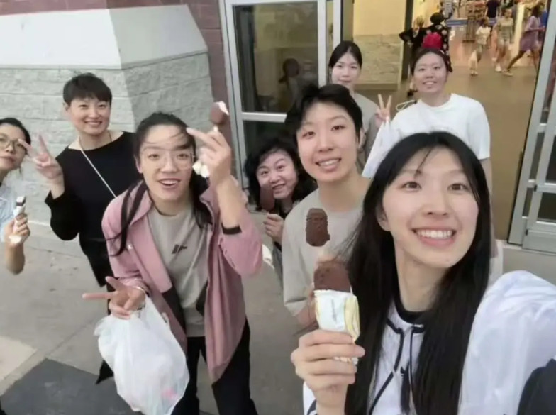 杨昊带女排姑娘“解馋”吃梦龙雪糕。美国是全球最大的甜品冰淇淋消费大国，女排姑娘到