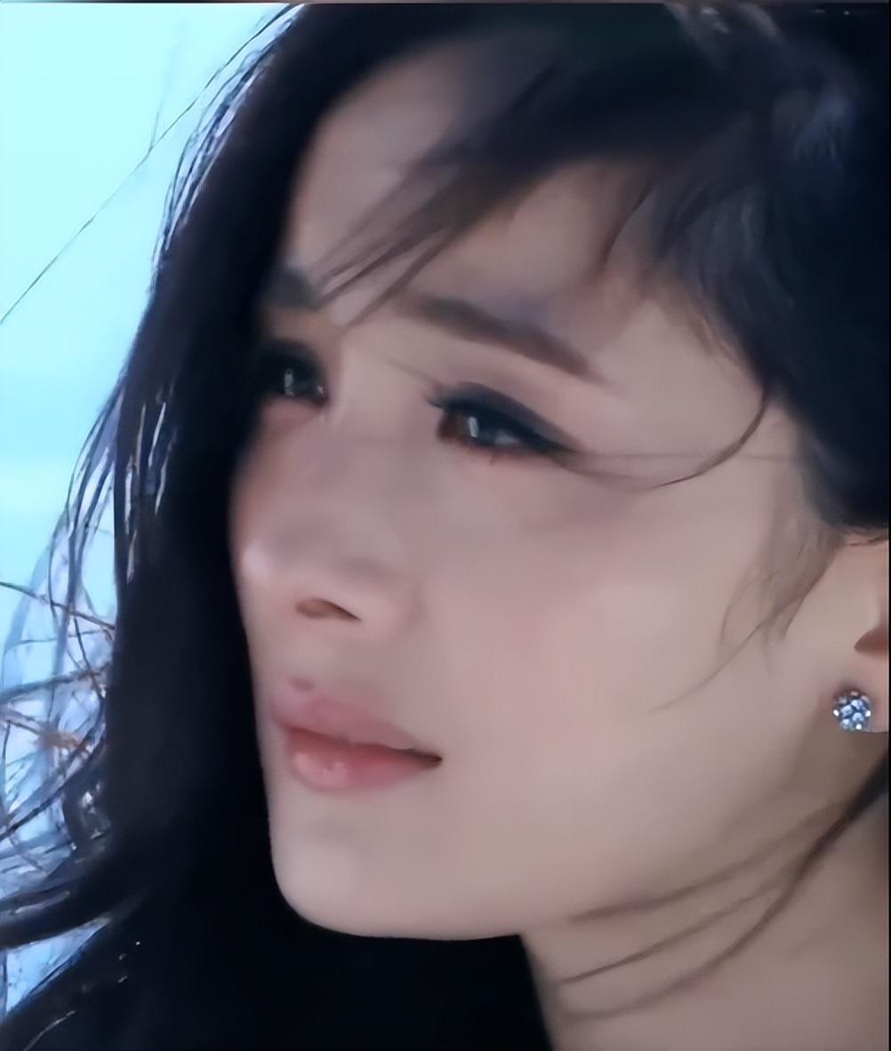 杨幂现在的状态，完全是把“轻装上阵”玩明白了。之前还能看到她为了番位、为了流量