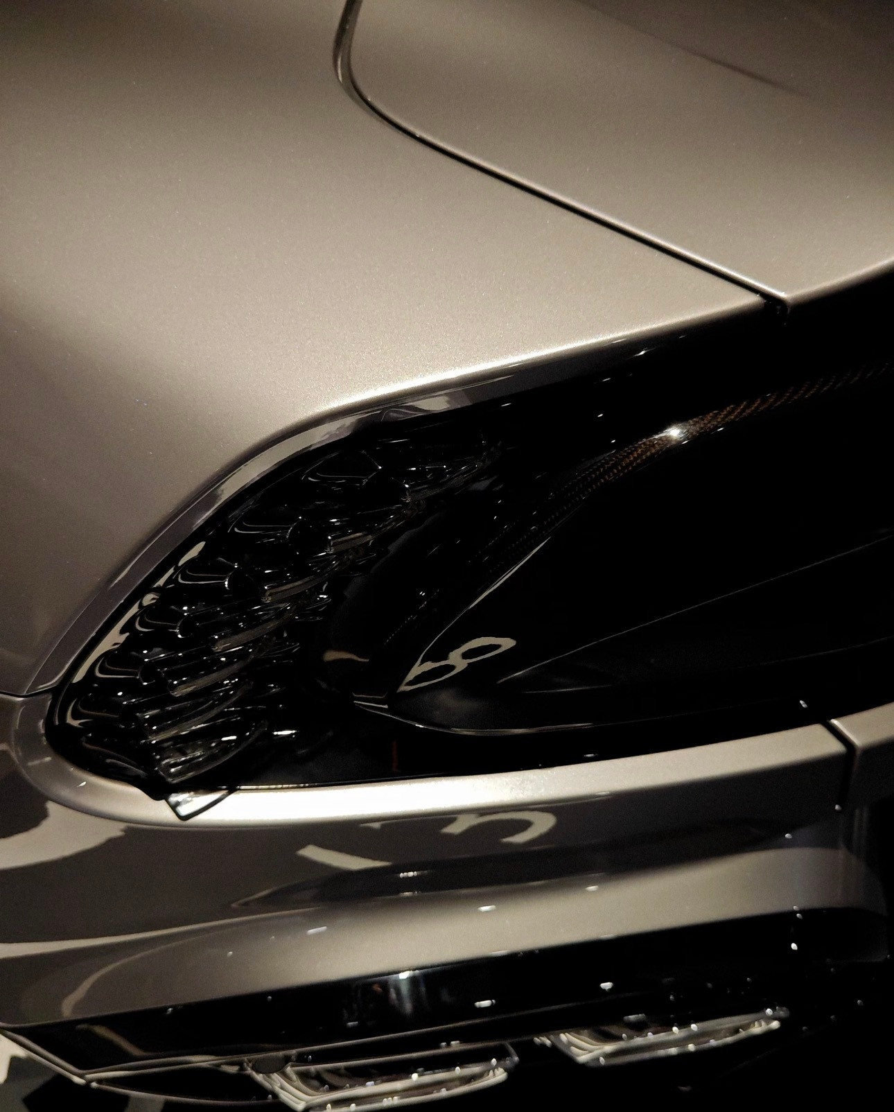 阿斯顿马丁Vanquish皇家赌场灰！一直觉得马丁不适合亮色！只适合这种灰色，才