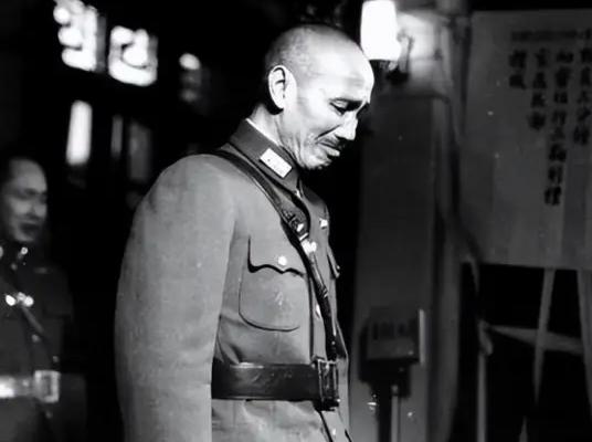 1949年，蒋介石败退台湾，在临走之时他向幕僚问道：“我们还有多少兵力？”幕僚答