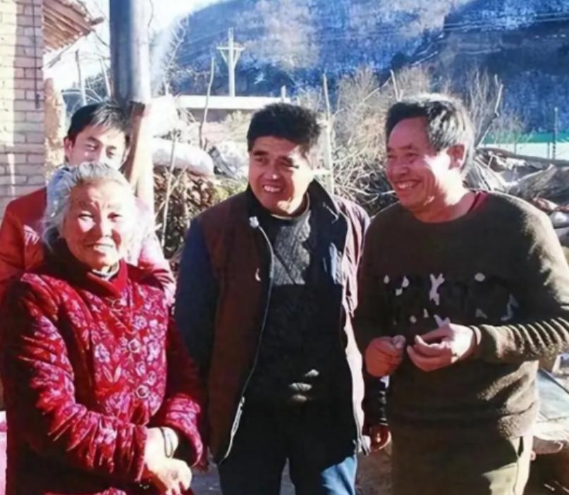 2000年，一个精神失常的老人跟陈天强乞讨，谁知，陈天强竟好心地收留了老人18年