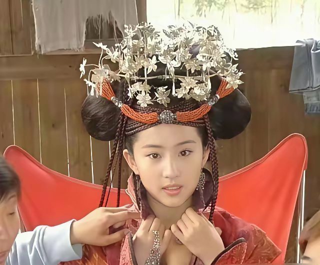 刘亦菲真的好节约，这把3000块的红椅子用了十年都没换。究竟有多舒服能让神仙姐姐