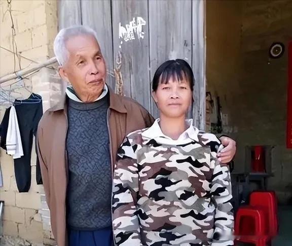 广西第一猛男！1994年，49岁梁二将19岁女工友带回村，随后两人开始疯狂造人