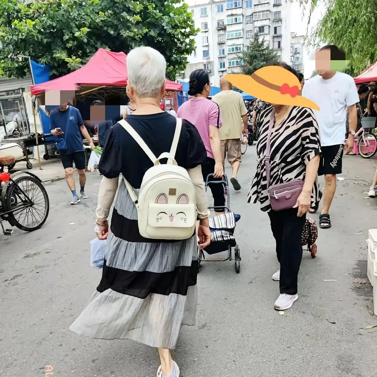 就这位老太太，你能猜出她退休前是做什么工作的吗？有人说，一看就不是从企业退休的
