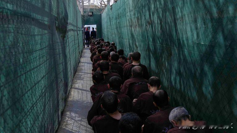 美国对叙利亚境内数十个“伊斯兰国”目标实施打击，以报复致命伏击美国军队以“持续