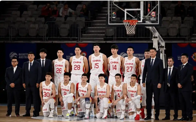 杨毅：“我为什么赞成归化？咱们男篮现在根本进不了奥运会。别人都有归化，我们何必绑