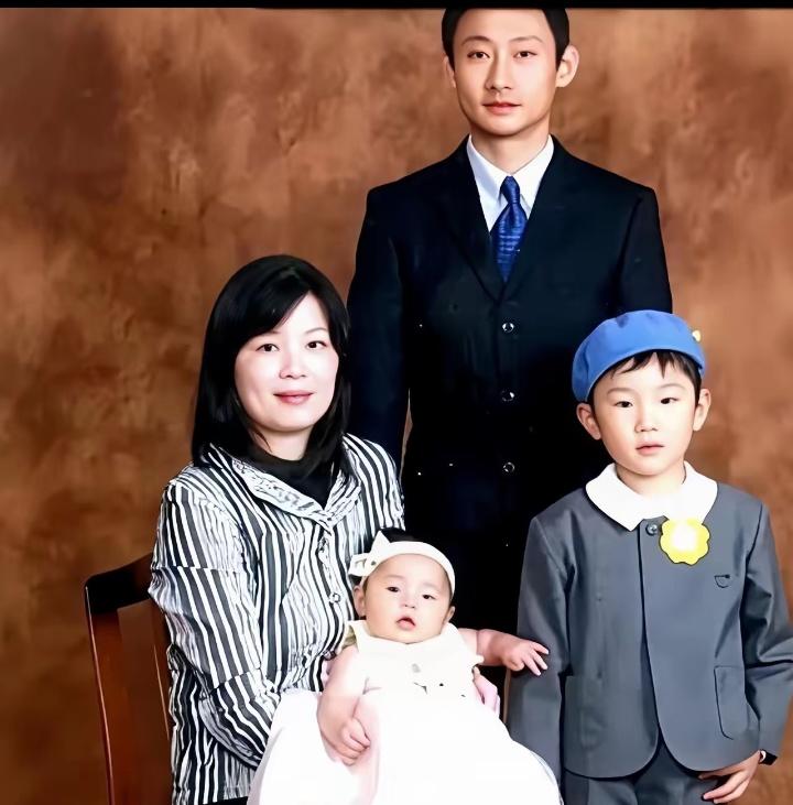 张本宇与女儿张本美和的合照很温馨，但女儿镜头里的他看着越来越憔悴了，才56岁的就已经满头白发，培养兄
