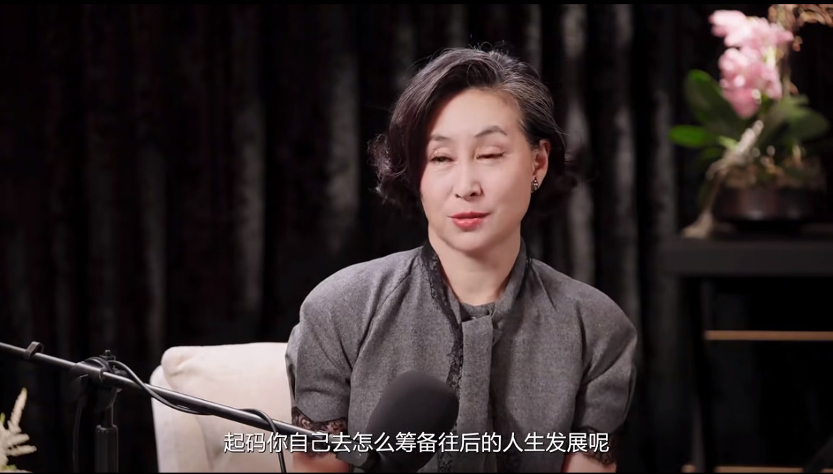 章泽天采访何超琼，何超琼那个反问一出来，主客位置瞬间互换。五期播客看下来，刘嘉玲、曾燕红、王强、何超