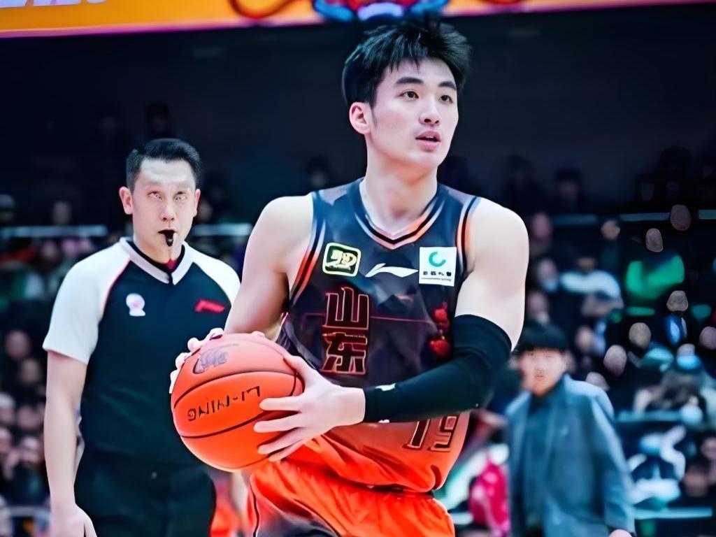 CBA最新消息：在昨晚结束的一场山东男篮对阵上海男篮的比赛中，有一个球员的表现可
