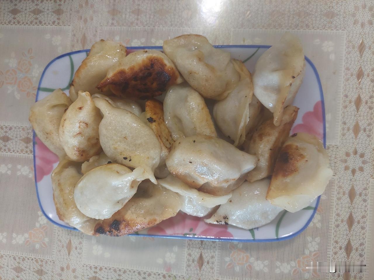 这饺子，据说是给著名饭店包的。看来除了专门的饺子店，有的饭店，甚至大饭店，饺子馄