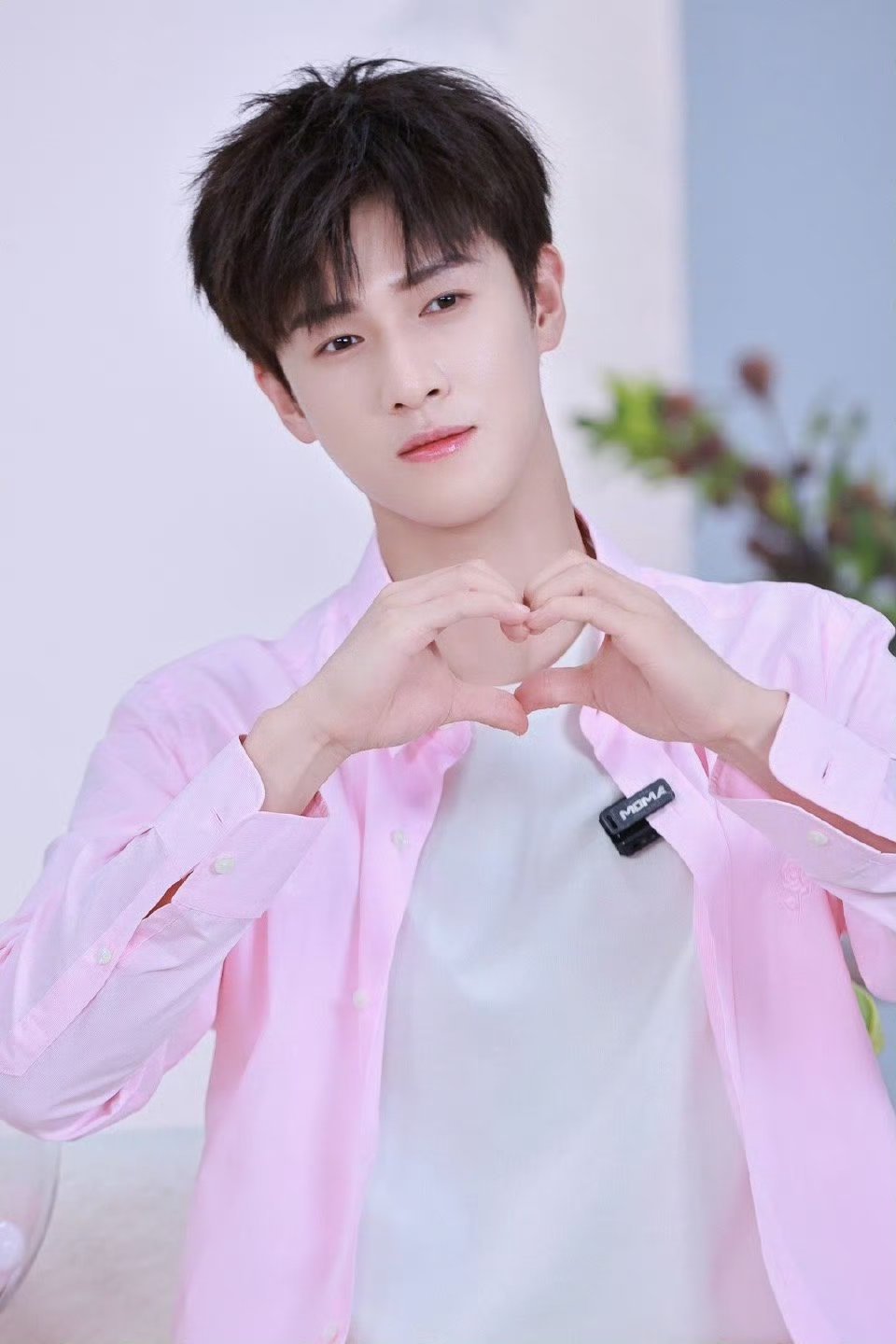 李昀锐蓝色长衫造型📷🦋💎粉蓝白三色活力少年跑男路透，李昀锐身着蓝色长衫展