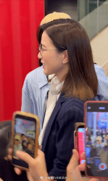 星岛：佘诗曼北上展现超强号召力场面失控遭过百狂迷围堵猛力拉扯失平衡跌向人群