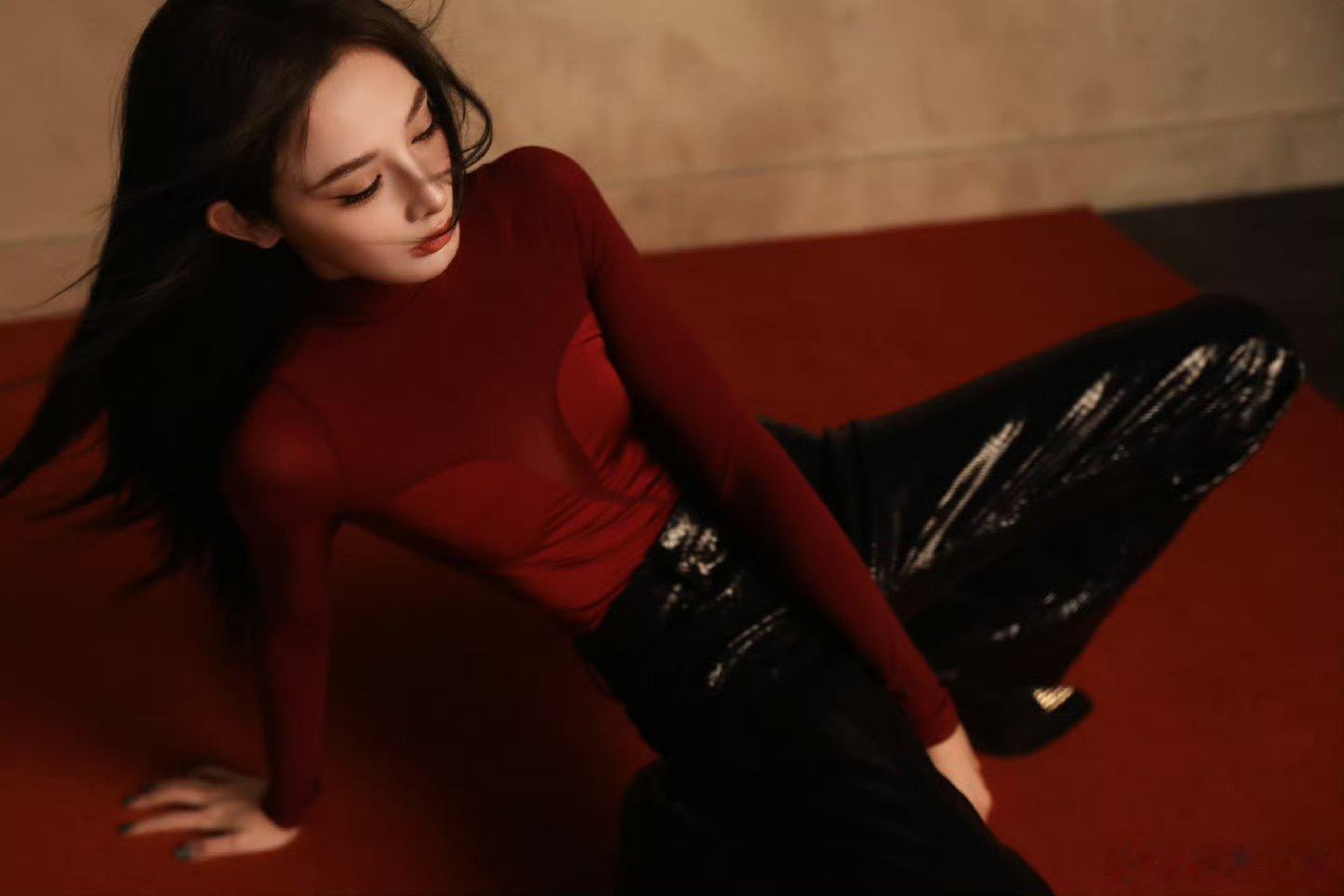 彭小苒这腰这腿这脸彭小苒颜值杀疯了！明艳挂美人名不虚传，脸腰腿完美在线，一颦一