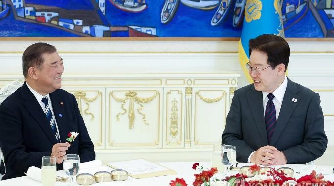 韩日突然搞大事！李在明青瓦台约见石破茂，这波操作不简单，两位重量级人物私下碰面，