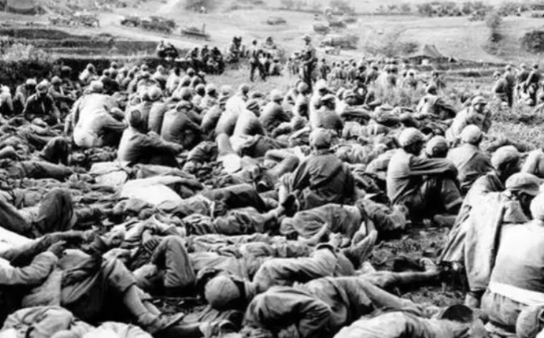 1953年，朝鲜战场。一名志愿军战士被美军狙击手一枪命中，倒在壕沟里，像是当场毙