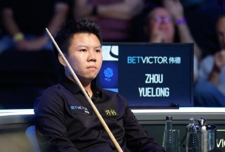 周跃龙1-0马克·塞尔比，暂时领先，2025斯诺克英格兰公开赛半决赛即时赛况