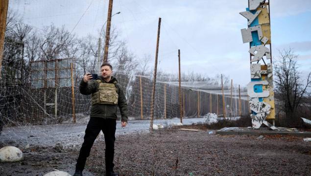 果不出所料，泽连斯基拍照周五打卡库皮扬斯克被爆伪造。俄军特意安排一架无人机去拍，