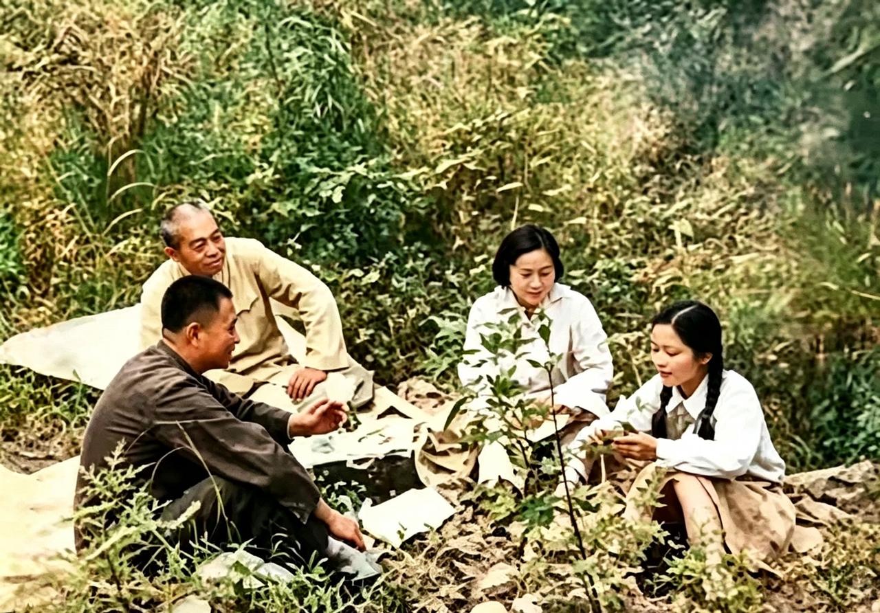 1961年，湖南湘潭郊外，当时彭德怀卸任职务，回到家乡，走访民生，妻子浦安修全程