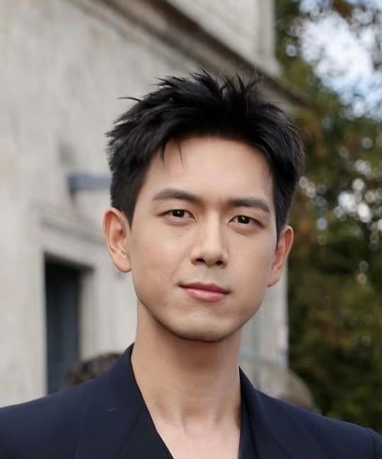 李现自己也没想到想低调没成功却引发了大家对他颜值的认可，参加时尚活动，明星们