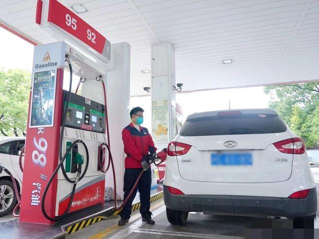 当初买车我就说要买电车，可老婆一直坚持买油车，今天早上她就提醒我说要去加点油，不